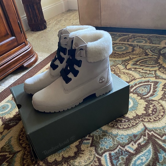 Women’s Size 8 Timberland Boots - Picture 4 of 5